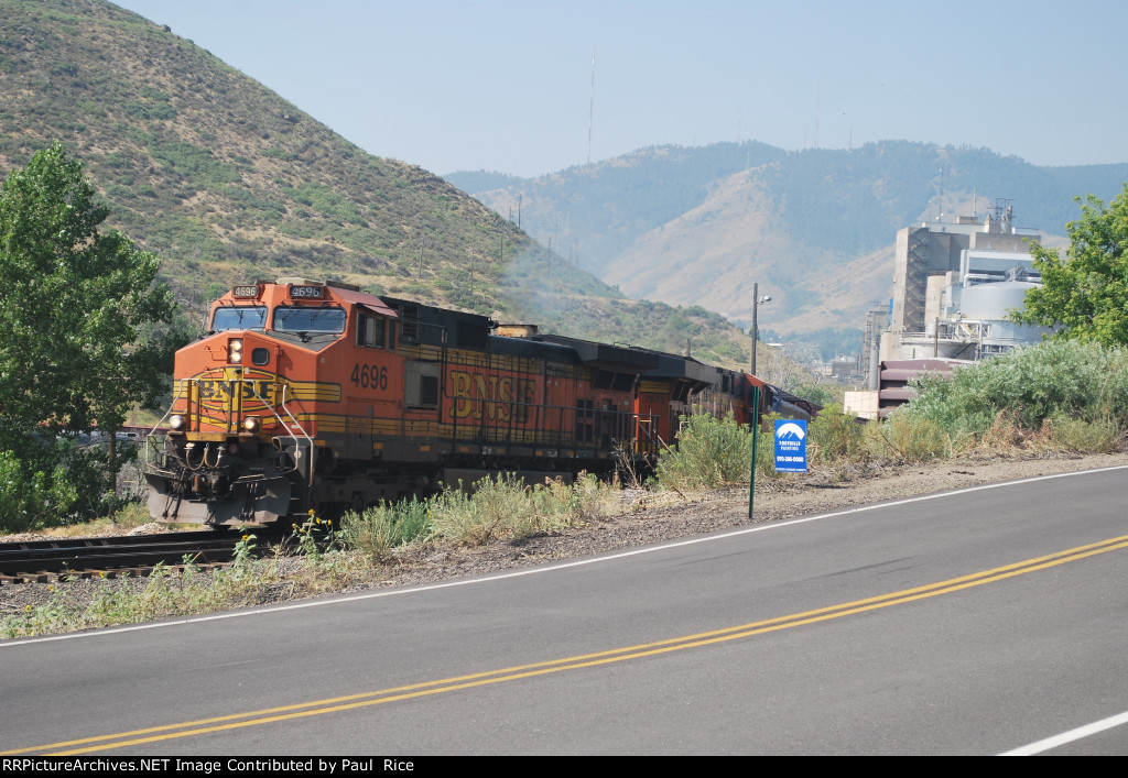 BNSF 4696 Building The Beer Train